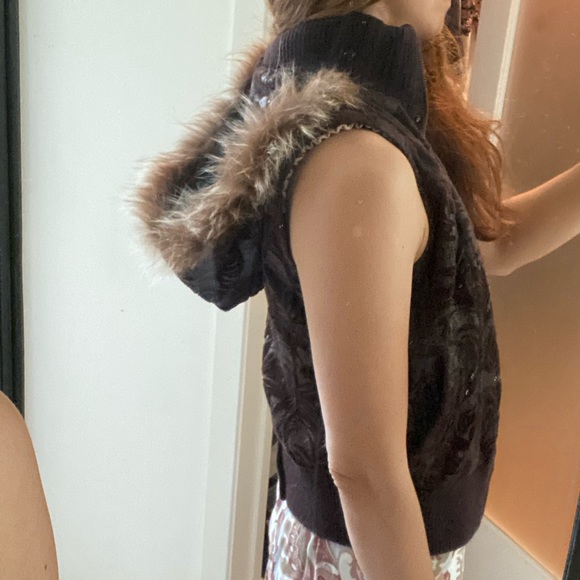Sleeveless Jacket with fur hoodie - Picture 5 of 11